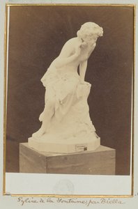 Sylvie vid fontänen, av Biella
