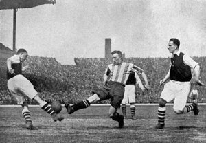 Action från en fotbollsmatch mellan Arsenal och Sheffield United, c1927-1937. av London News Agency