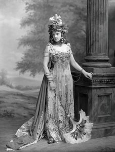 Mrs Algernon Bourke 1870-1967, född Guendoline Irene Emily Sloane-Stanley..., 1897. av London . Photo studio Lafayette