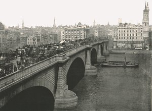 London Bridge ser norrut, 1895. av London Stereoscopic and Photographic Co
