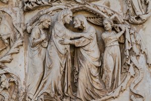 Maria på besök hos Elizabeth, detalj från Scener ur Kristi liv, Berättelser från Nya testamentet, basreliefer av Lorenzo Maitani (före 1275-1330), tredje pelaren, fasaden på Orvieto-katedralen, Umbrien, Italien