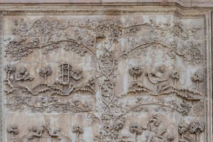 Naama som lär barnet att läsa och Tubal-kain slår klockor med hammare; Enos, son till Seth som ritar med kompass, Stories of Genesis, basreliefer av Lorenzo Maitani (före 1275-1330), första pelare, sidofasad av Orvieto-katedralen, Umbrien, Italien