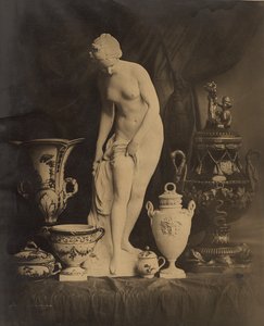 Stilleben med statyett och vaser av Louis-Rémy Robert