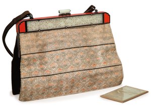 Fransk handväska med Cartier-märke, ca 1930 (siden, lack  hårdsten) av Louis Cartier