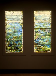 Fönster med sjöstjärna ("våren") och fönster med sjöanemon ("sommar"), ca 1885-1895 (glas, bly, järn och träram (original)) av Louis Comfort Tiffany