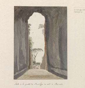 Uitgang van grot Crypta Neapolitana (av Grotta di Posillipo) aan de kust van Pozzuoli Utgång från Pausilype-grottan nära Pozzuoli (titel på objekt) Resor i Italien, Sicilien och Malta - 1778 (serietitel)