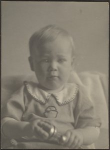 Baby med en silverrassla av Louis Fleckenstein