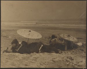 [Strandscen med pappersparaplyer] av Louis Fleckenstein
