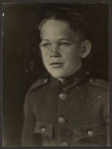 [Pojke klädd i uniform] av Louis Fleckenstein