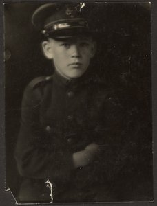 [Pojke i uniform] av Louis Fleckenstein
