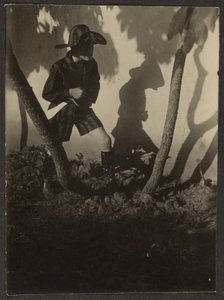 [Pojke utklädd till pirat i träd] av Louis Fleckenstein