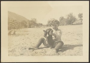 [Pojke och hund på stranden] av Louis Fleckenstein