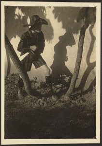 [Pojke i piratdräkt] av Louis Fleckenstein