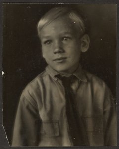 [Pojke i skjorta och slips] av Louis Fleckenstein