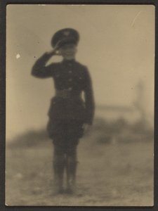 [Pojke i uniform] av Louis Fleckenstein