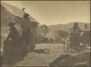 [Campingplats under gruppmåltid] av Louis Fleckenstein