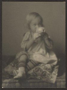 Barn med äpple av Louis Fleckenstein