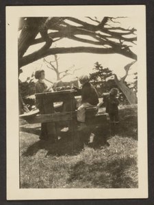 [Barn vid ett picknickbord] av Louis Fleckenstein