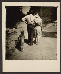 Par på promenad med hund av Louis Fleckenstein