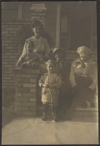 [Familjeporträtt utanför huset] av Louis Fleckenstein