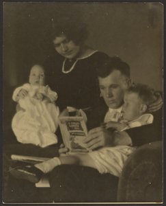 [Familjeporträtt med En trädgård av vers för barn] av Louis Fleckenstein