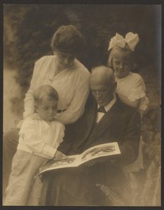 [Familjeporträtt med bilderbok] av Louis Fleckenstein