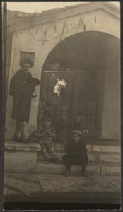 [Familj framför Fleckenstein Studio i Long Beach] av Louis Fleckenstein