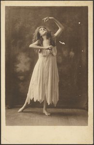 [Kvinnlig dansare framför en gobeläng] av Louis Fleckenstein