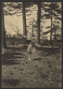 [Kvinnlig dansare i en tallskog] av Louis Fleckenstein