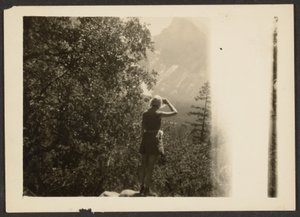 [Figur i skogen] av Louis Fleckenstein