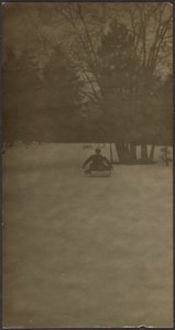 [Figur på släde i snö] av Louis Fleckenstein