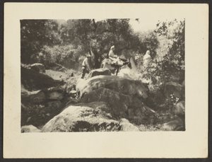 [Figurer som passerar genom landskap] av Louis Fleckenstein