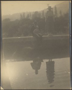 [Figurer som speglas i vattnet] av Louis Fleckenstein