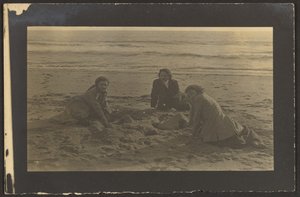 [Figurer som sitter på stranden] av Louis Fleckenstein