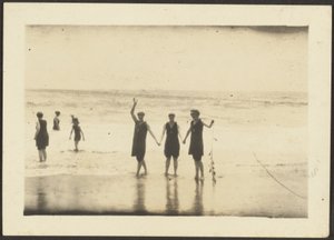 [Figurer i baddräkt på stranden] av Louis Fleckenstein