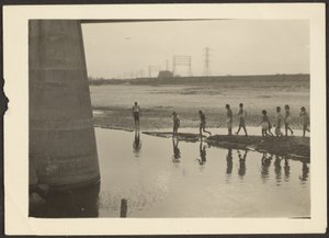 [Figurer i Industrial Water Scene] av Louis Fleckenstein
