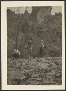[Figurer i bergslandskap] av Louis Fleckenstein
