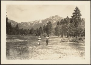 [Figurer i bergslandskap] av Louis Fleckenstein