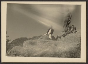 [Figurer på stenar] av Louis Fleckenstein