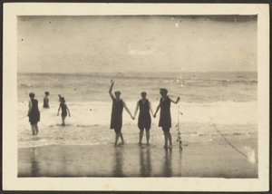 [Figurer på en strand som håller i sjögräs] av Louis Fleckenstein