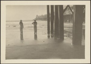 [Figurer under en pir] av Louis Fleckenstein