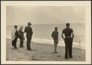 [Familjen Fleckenstein på stranden] av Louis Fleckenstein
