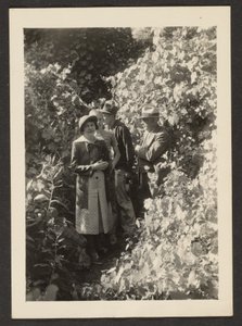[Fleckenstein, Florence, och hennes söner i skogen] av Louis Fleckenstein