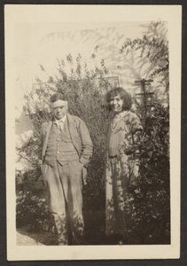 [Fleckenstein och Florence i trädgården] av Louis Fleckenstein