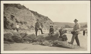 [Fleckenstein med kamera och familj på stranden] av Louis Fleckenstein