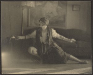 [Florence dansar i vardagsrummet] av Louis Fleckenstein