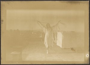[Florens dansar i indiandräkt] av Louis Fleckenstein