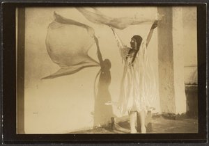 [Florens dansar i indiandräkt] av Louis Fleckenstein