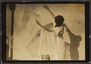 [Florence dansar i indiansk dräkt] av Louis Fleckenstein