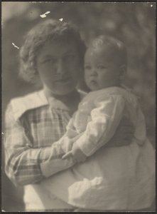 [Florence håller ett barn] av Louis Fleckenstein
